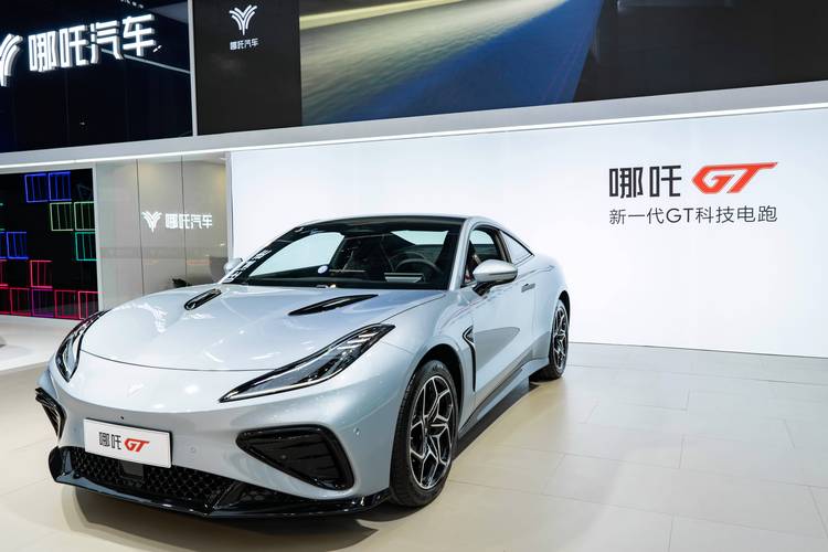 深圳67哪吒汽车在智能汽车领域的表现，领途汽车在新能源汽车市场中的影响力